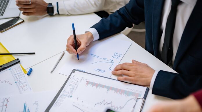 Leading Economic Index Falls to 119.2 in April